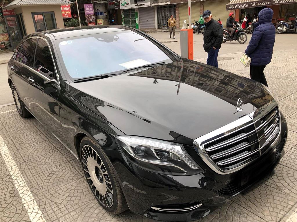 Cận cảnh chiếc xe mercedes